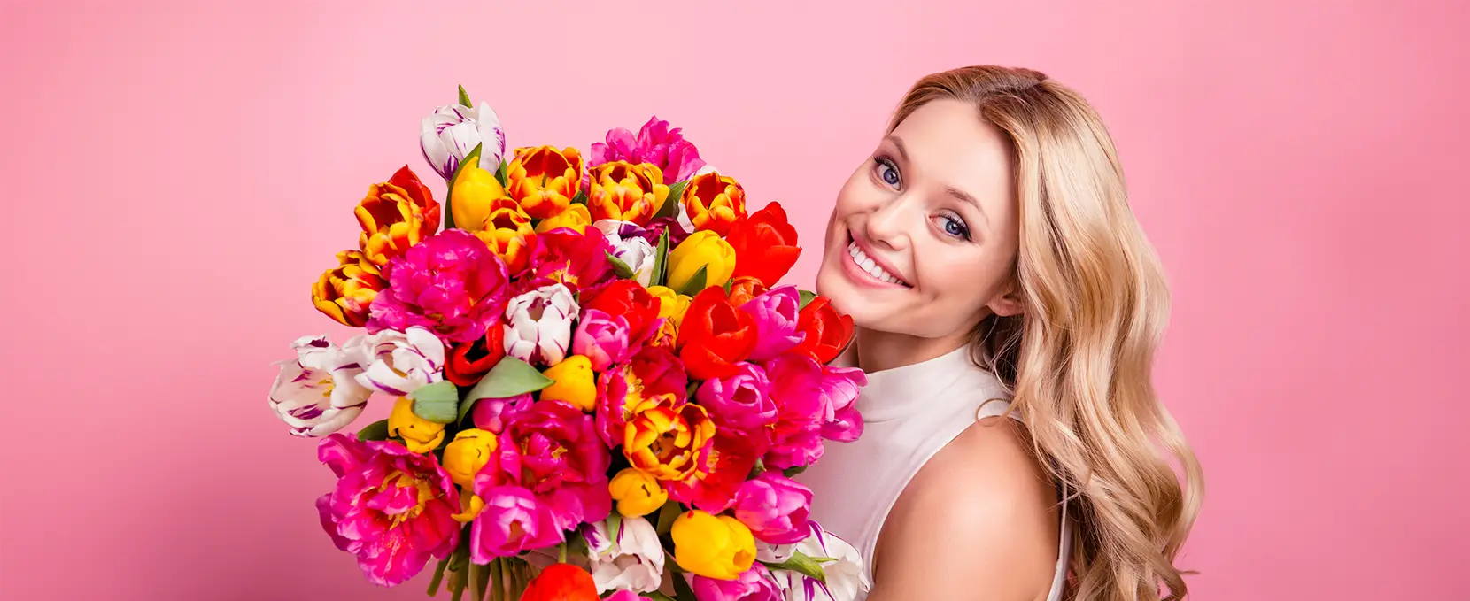 Freundliche Frau mit schönem Blumenstrauß